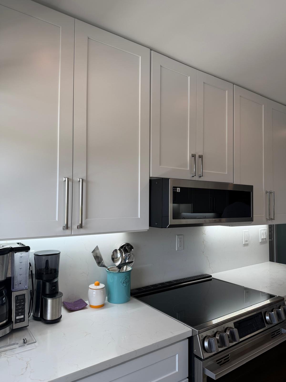 White shaker kitchen cabinets and quartz counter installed in a Broward home